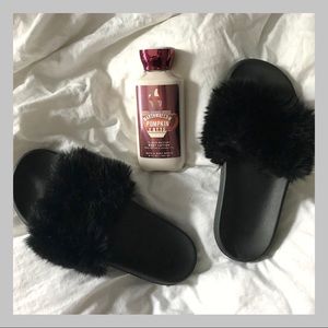 🖤black fuzzy slides